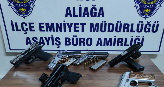 İzmirde silah kaçakçılarına pazarlık esnasında baskın: 5 tutuklama