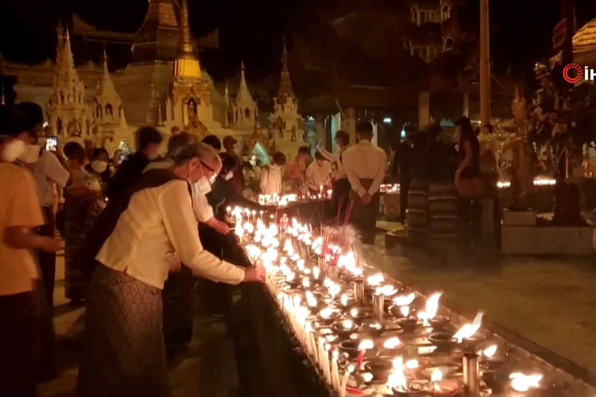 Myanmar’da Thadingyut Işık Festivali renkli görüntülere sahne oldu