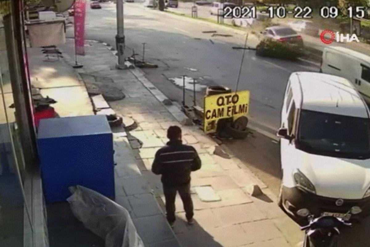 Sultangazi&#039;de otomobilin önündeki araca çarpıp, refüje çıktığı anlar kamerada