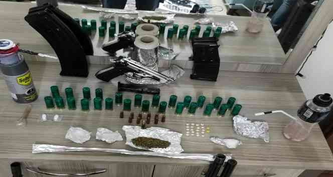 Polisten kaçan sürücüden silah ve uyuşturucu çıktı