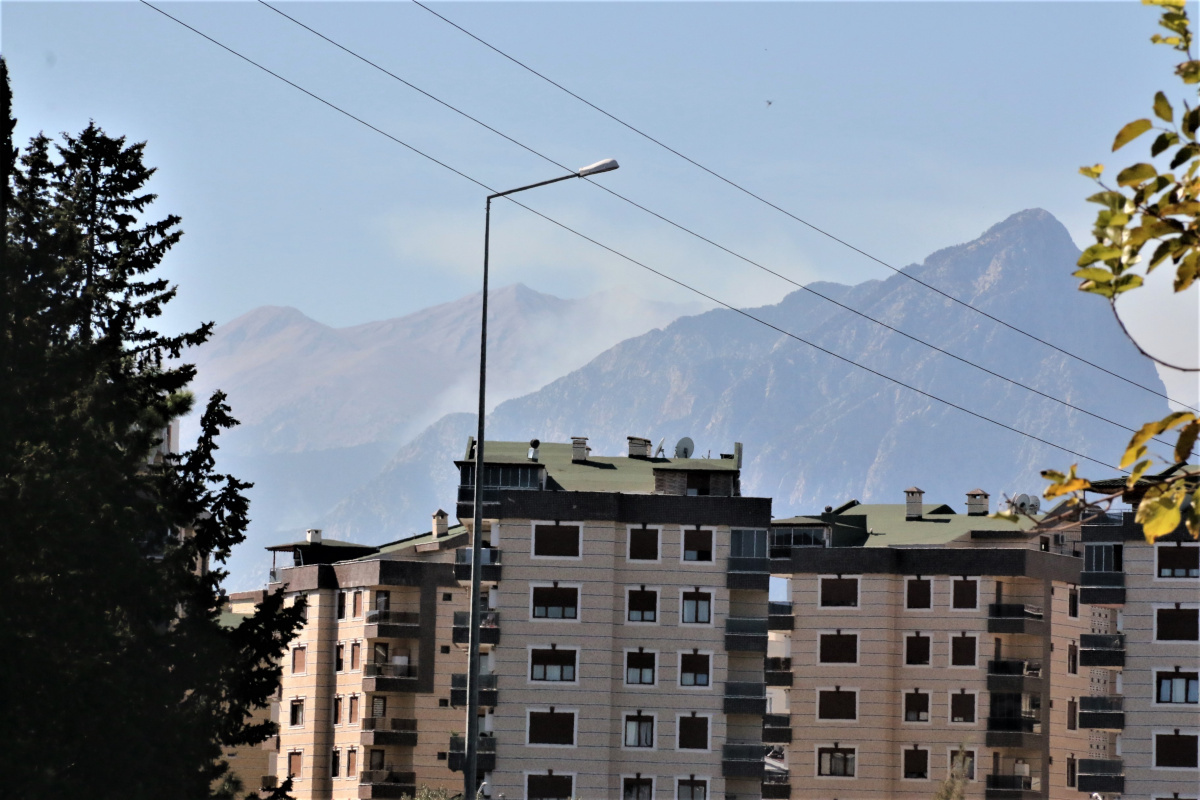 Antalya’da şehir merkezine yakın dağlık alanda yangın