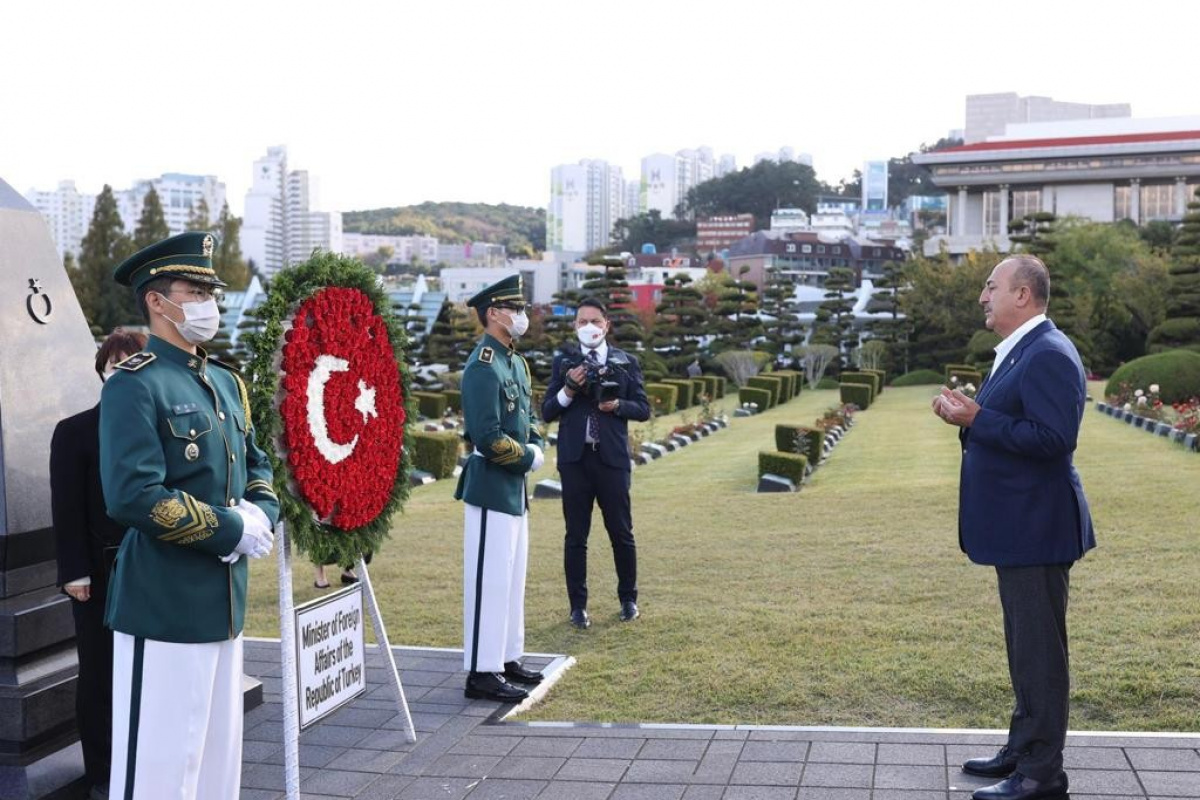 Bakan Çavuşoğlu&#039;ndan Kore şehitlerinin yattığı BM Anıt Mezarlığı’na ziyaret