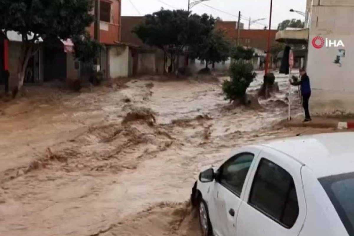 Cezayir&#039;i sel vurdu: Onlarca araç sürüklendi, evler sular altında kaldı