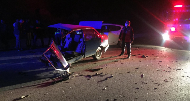 Ispartada kaza sonrası otomobil ikiye bölündü: 4 yaralı