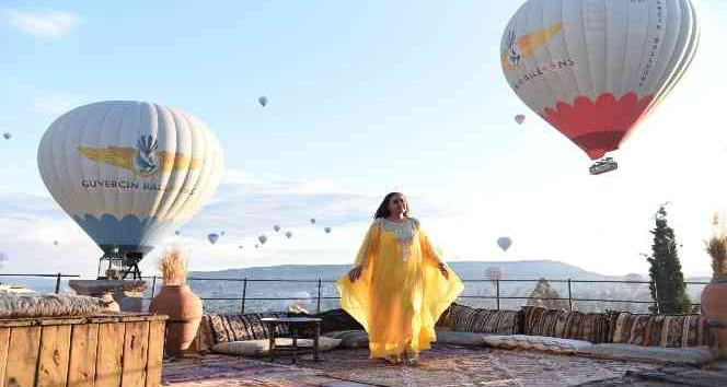 Gönüllü turizm elçisi Berna Ayata, sosyal medyada yayınlamak için Kapadokya’da poz verdi