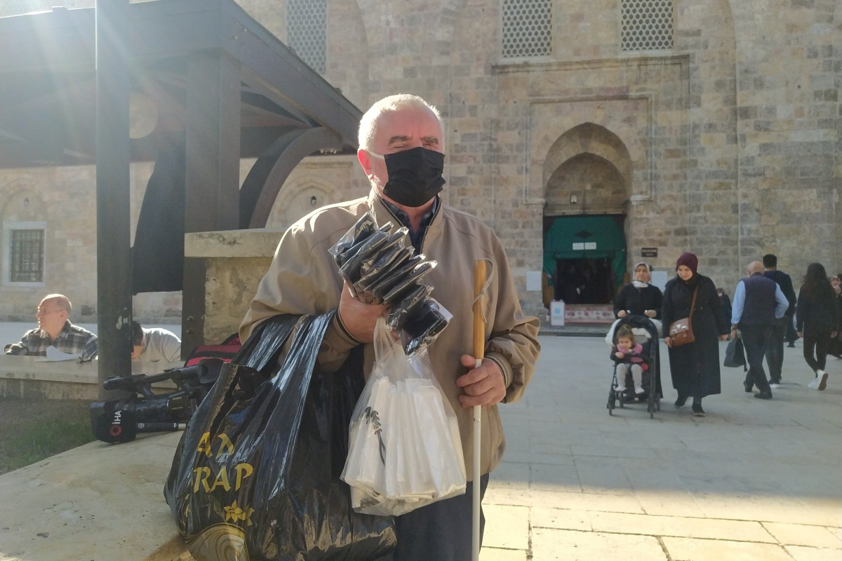 Görme engelli adam sokak sokak gezip çorap satıyor