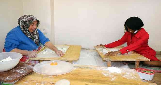 Uluslararası öğrenciler, yufka açıp gözleme pişirdi