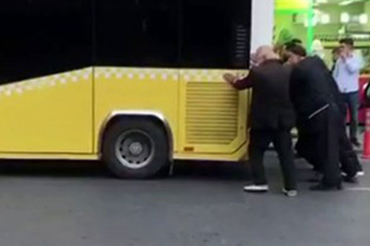 Fatih&#039;te arızalanan İETT otobüsünü vatandaşlar itti
