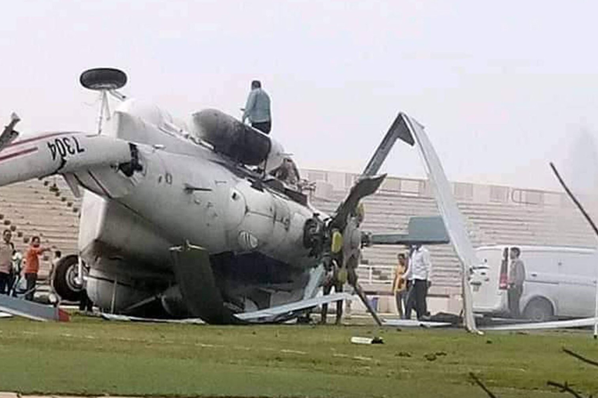 Libya&#039;da nakit para taşıyan helikopter iniş sırasında düştü