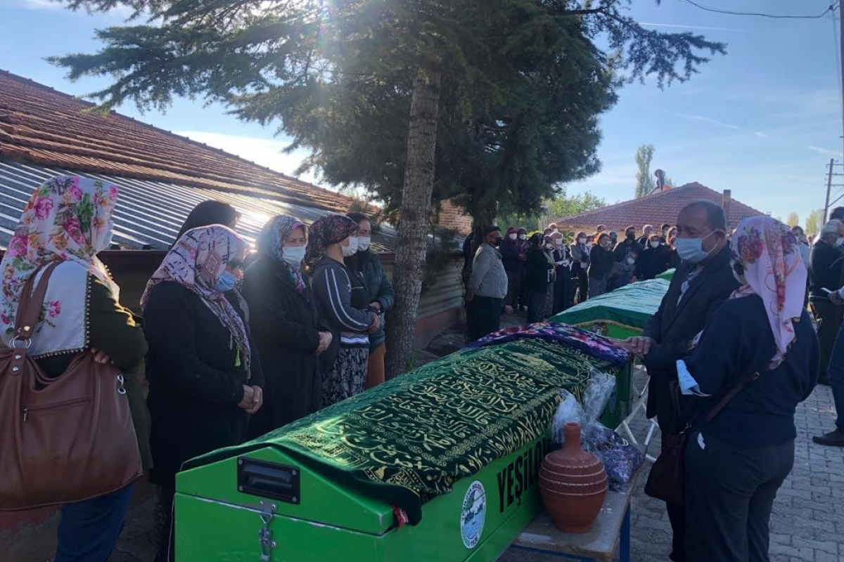 Burdur'da feci kazada hayatını kaybeden aile yan yana toprağa verildi