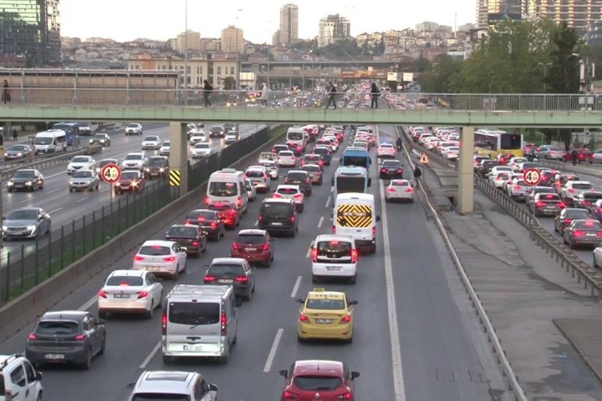 İstanbul&#039;da haftanın ilk iş gününde trafik yoğunluğu