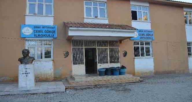 Vefakar öğretmenlerden anlamlı temizlik