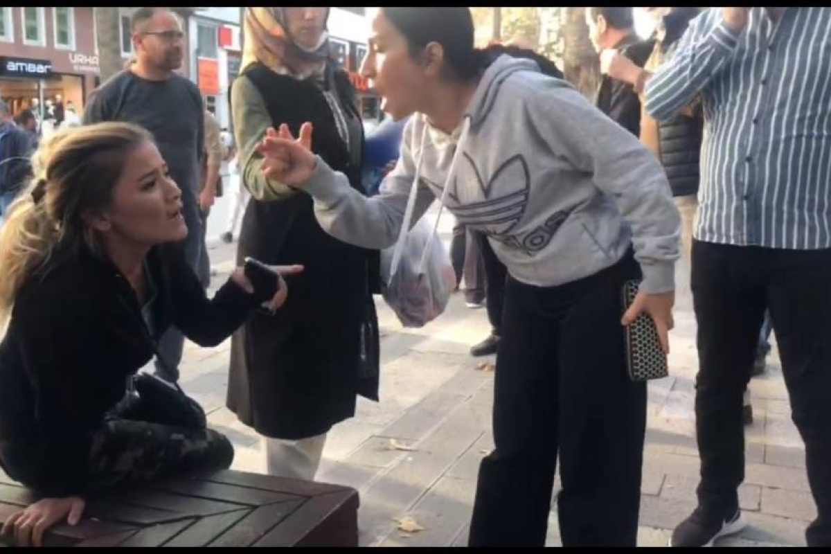 İki kadın onlarca kişinin bakışları arasında tekme tokat kavga etti