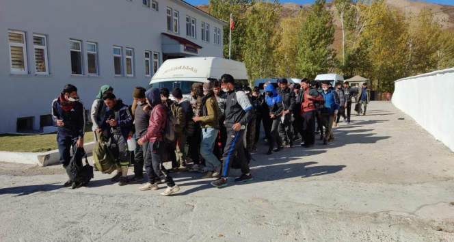 Bitliste 48 düzensiz göçmen yakalandı