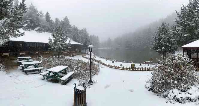 Limni gölü beyaza büründü