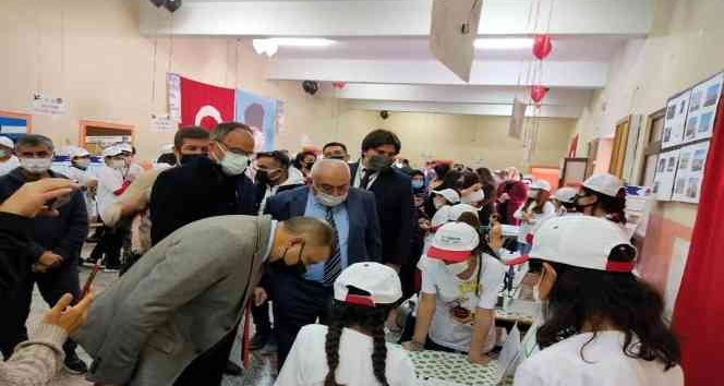 Tomarza Atatürk Ortaokulu’nda TÜBİTAK 4006 Bilim Fuarı açıldı