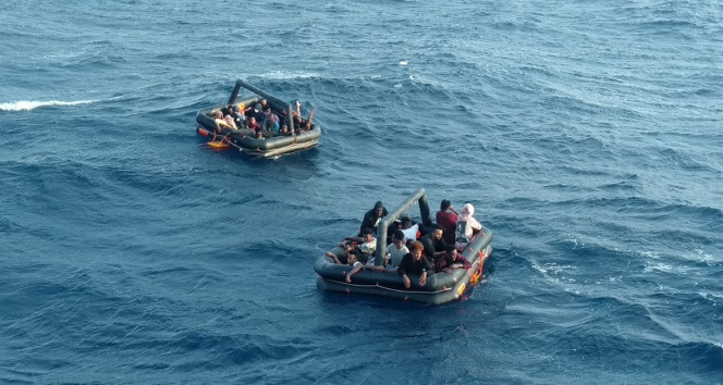 İzmir açıklarında 55 ağır aksak göçmen kurtarıldı
