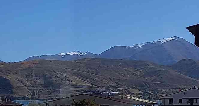 Bitlis’in yüksek kesimlerine mevsimin ilk karı yağdı