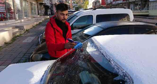 Yozgat’ta soğuk hava araç camlarını dondurdu