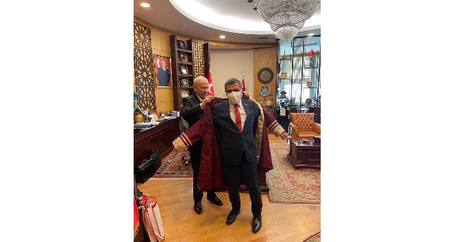 Taşdoğan’a cübbeyi Devlet Bahçeli giydirdi