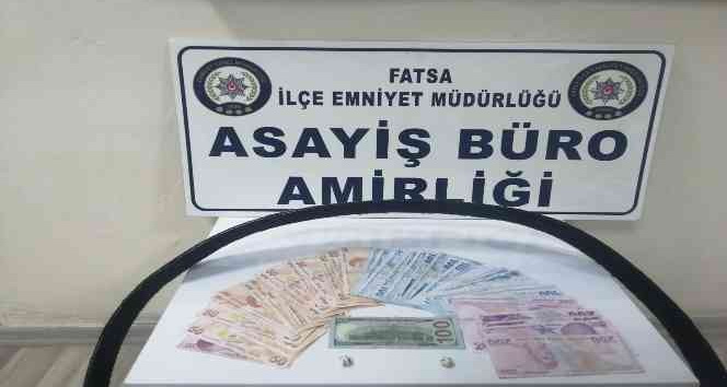 Dolarla kumar oynayanlara suçüstü: 5 şahsa 6 bin 680 TL ceza, bir kişiye adli işlem