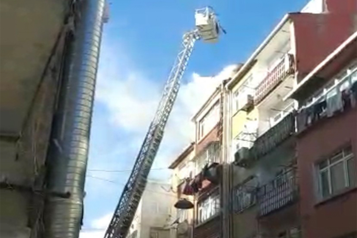 Fatih&#039;teki çatı katı yangını mahalleliyi sokağa döktü