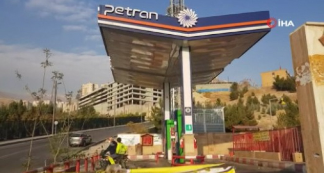 İranda benzin istasyonlarında satışlar durdu, uzun kuyruklar oluştu