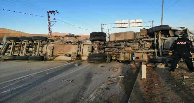 Beton mikseriyle minibüs çarpıştı: 2 ölü, 4 yaralı