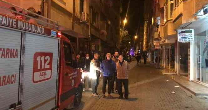 Apartmanın çatısı alev alev yandı, mahalleli sokağa döküldü