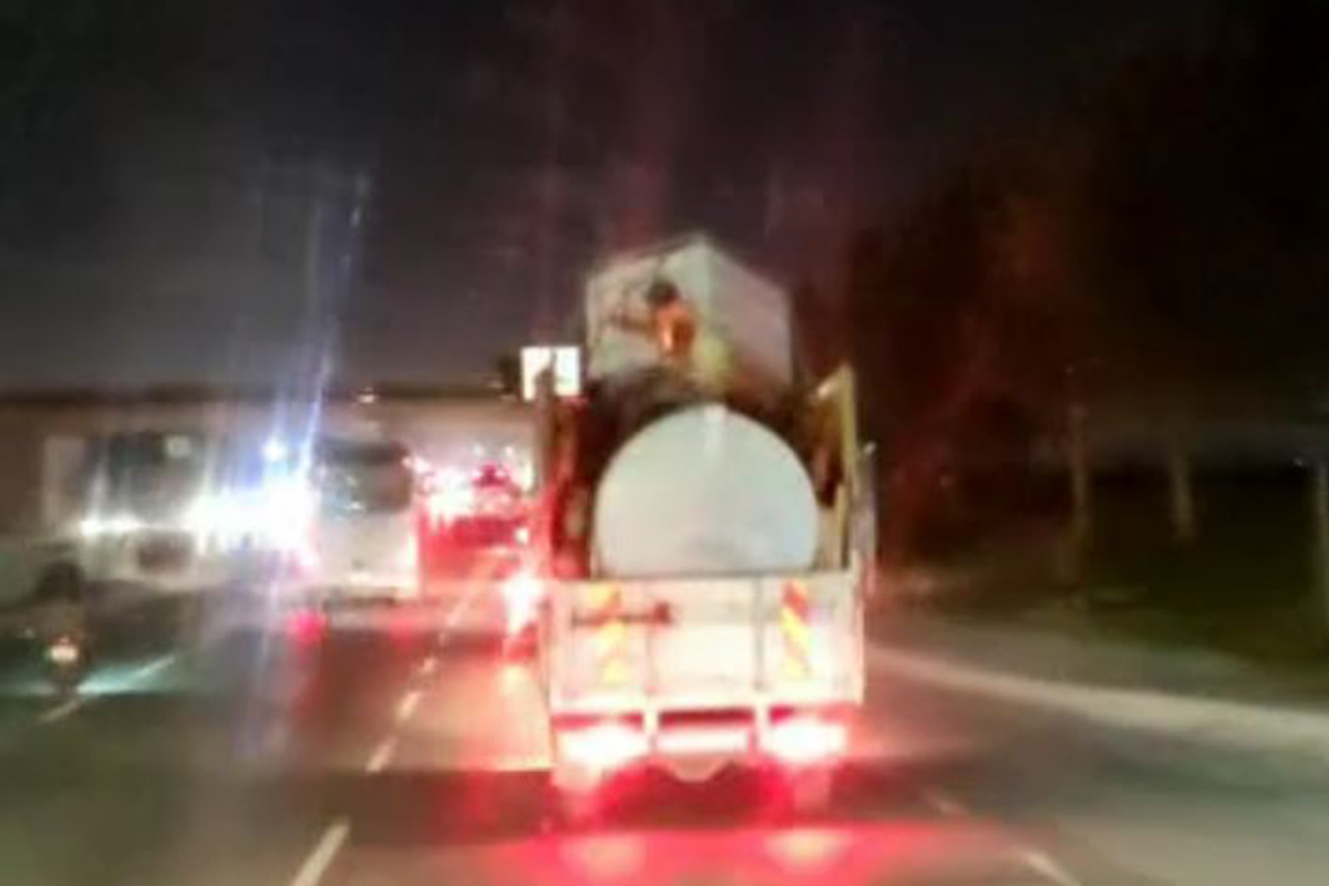 Sultangazi&#039;de kamyonet kasasındaki tehlikeli yolculuk kamerada