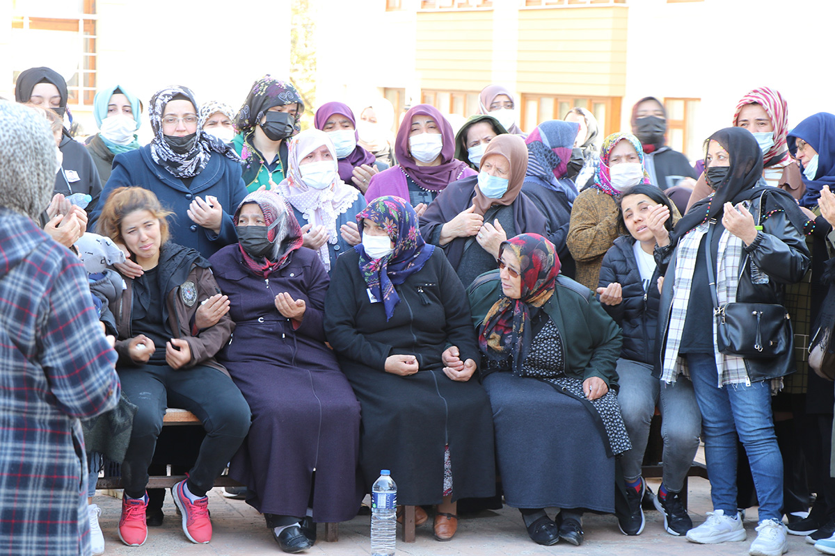 Kazada polis oğlunu kaybeden annenin feryadı yürek dağladı