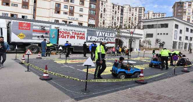 Şırnak’ta mobil trafik eğitim tırı öğrencilerle buluştu