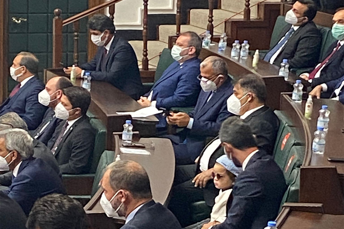 Meclisin minik konuğu AK Parti Grup Toplantısı'nı izledi