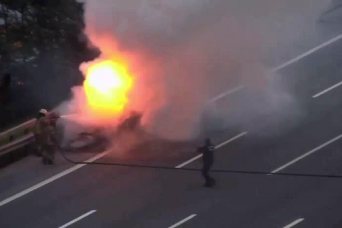 TEM’de otomobil alev alev yandı, trafik kilitlendi