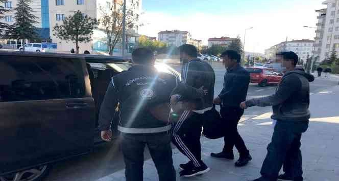 Yabancı uyruklu 2 şahıs sınır dışı edildi