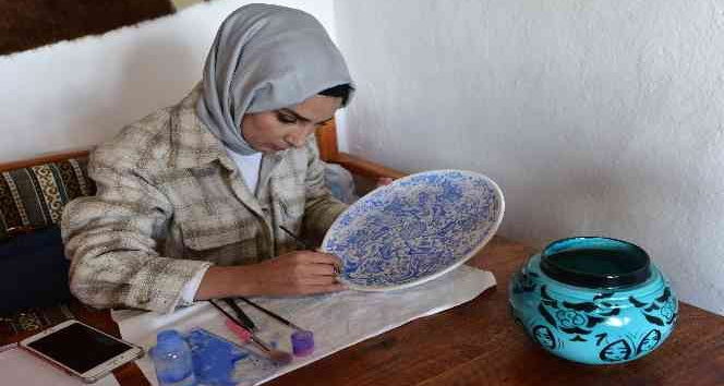 Ahlat çini ve seramikleri bayanların eliyle yeniden hayat buluyor