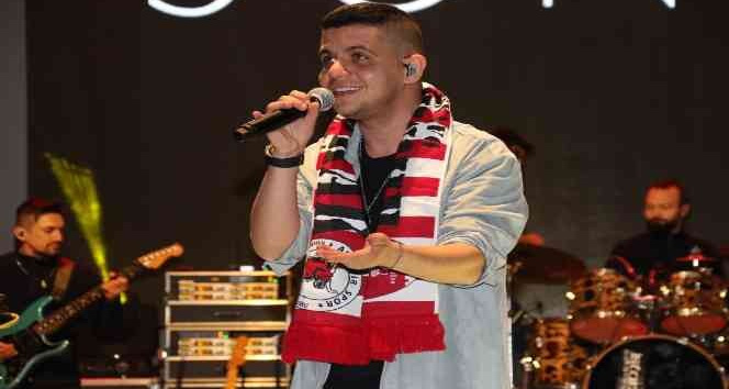 Ünlü şarkıcı Bilal Sonses’e sahnede doğum günü sürprizi