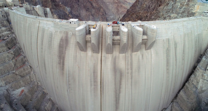 Türkiyenin en yüksek, dünyanın ise üçüncü barajı olacak olan Yusufeli Barajıda çalışmalar devam ediyor