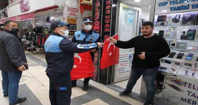 Fatsa Belediyesi’nden esnaf ve vatandaşlara Türk bayrağı