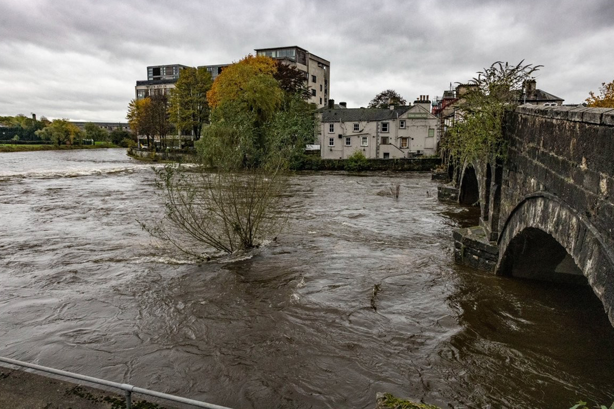 İngiltere&#039;de sel: Nehirler taştı, yollar sular altında kaldı