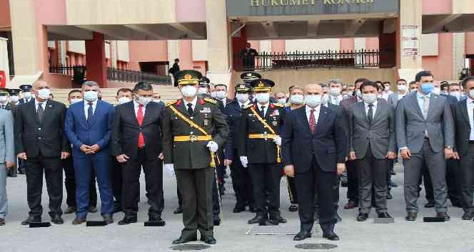 Mardin’de 29 Ekim Cumhuriyet Bayramı coşkusu çelenk sunma töreniyle başladı