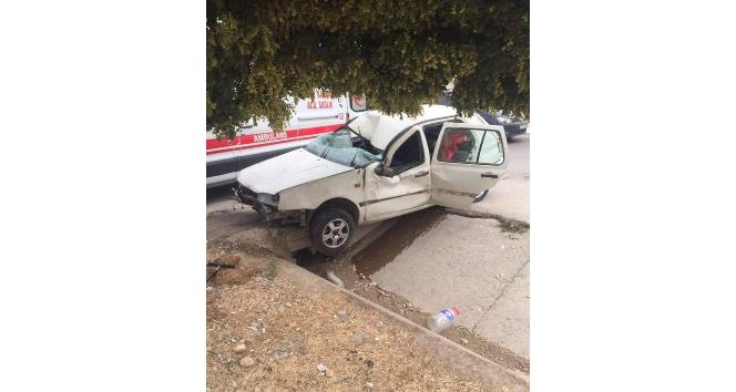 Kontrolden çıkan otomobil, ağaca ve araca çarptı. 3 yaralı