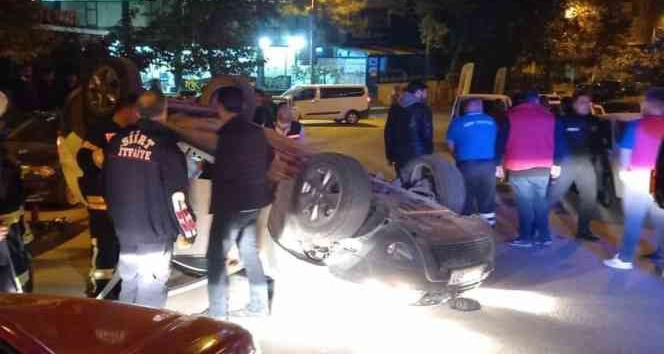 Siirt’te park halindeki otomobile çarpan araç takla attı: 2 yaralı