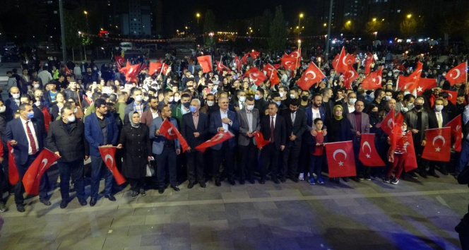160 m. uzunlukta Türk bayrağı ve askı alayı Diyarbakır halayı ile bitmeme etti