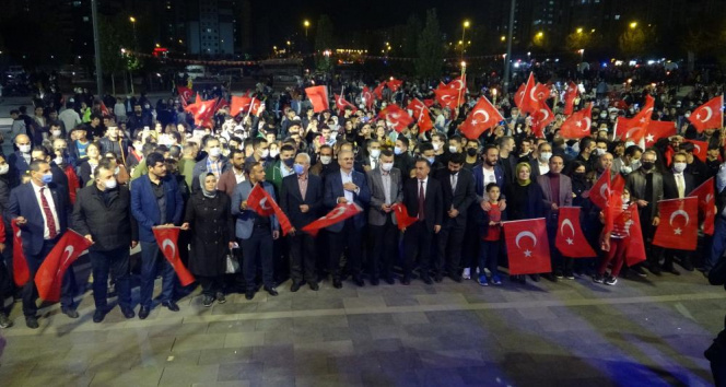 160 metre uzunluğunda Türk bayrağı ve fener alayı Diyarbakır halayı ile devam etti