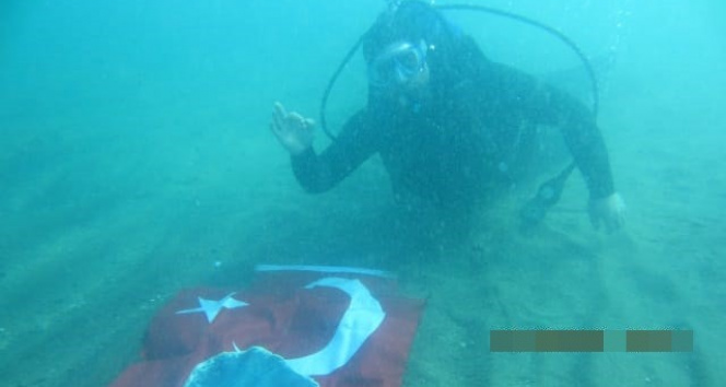 Cumhuriyet Bayramı’nı Van Gölü’nün derinliklerinde kutladılar