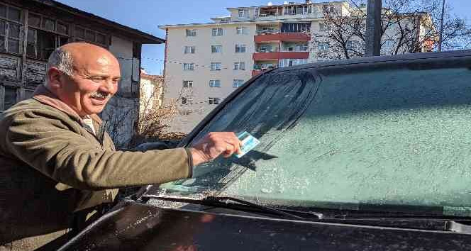 Ardahan’da araç camları buz tuttu