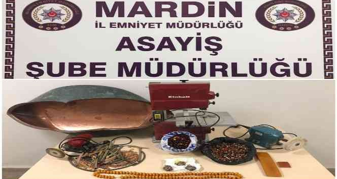 Hırsızlar çaldıkları tesbihlerle yakalandı