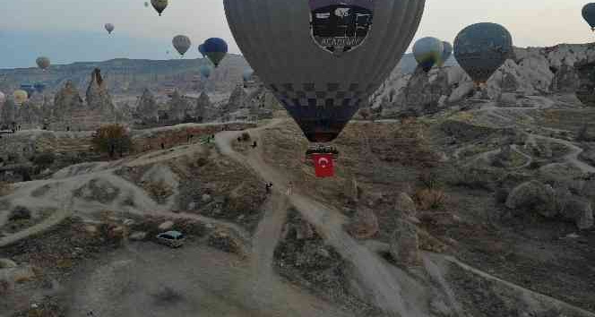 Kapadokya’da gökyüzünde 29 Ekim Cumhuriyet Bayramı coşkusu yaşandı