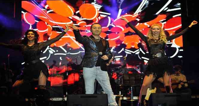 Serdar Ortaç Kemer’i coşturdu